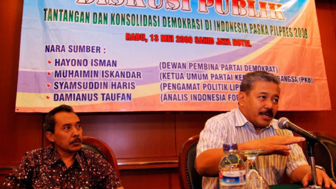 Direktur Riset Lembaga Ilmu Pengetahuan Indonesia, Syamsuddin Haris (kiri).