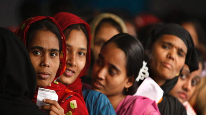 Para perempuan di Banglades antri saat iku Pemilu Desember 2008
