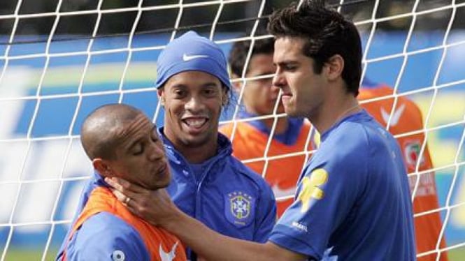 Roberto Carlos (kiri), Ronaldinho, dan Kaka