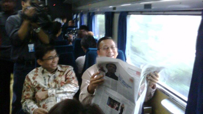 Boediono di kereta api ke Bandung untuk deklarasi capres & cawapres Demokrat