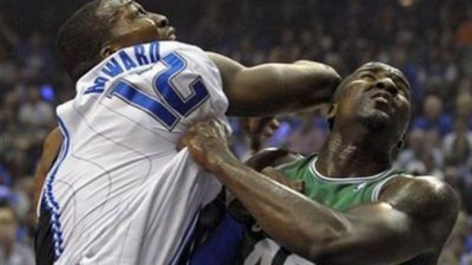 Center Magic Dwight Howard (kiri) dan center Celtics Kendrick Perkins 