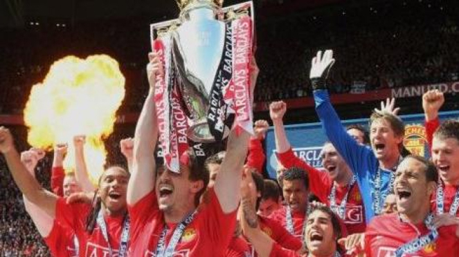 Kapten Gary Neville mengangkat trofi Liga Inggris ke-18 buat Manchester United