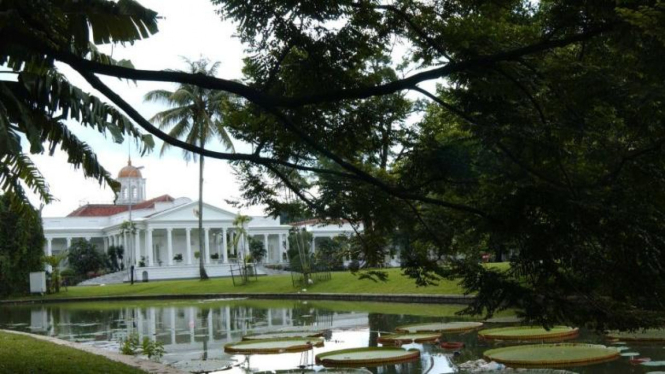 Istana Bogor dilihat dari Kebun Raya Bogor