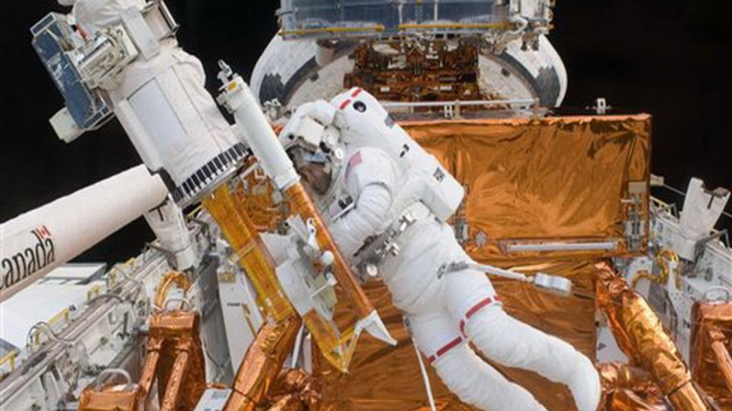 Seorang astronot memperbaiki Teleskop Angkasa Luar Hubble
