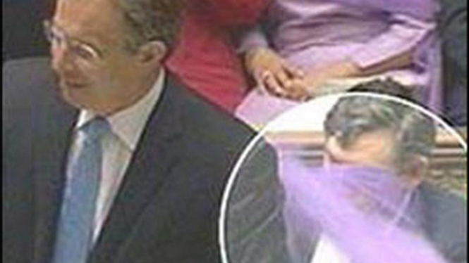 PM Inggris, Tony Blair, terkena lemparan  kondom di Gedung Parlemen