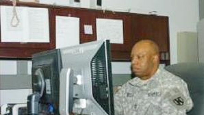 Tentara AD Amerika Serikat bekerja di hadapan komputer
