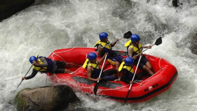 Olahraga arung jeram di Batang Anai, Sumatera Barat