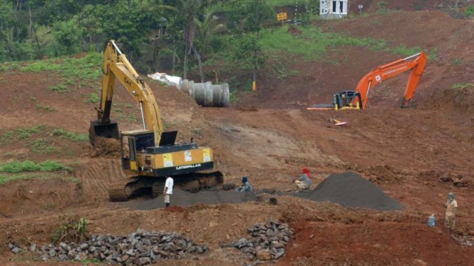 Perataan tanah untuk pembangunan jalan Tol Semarang-Solo