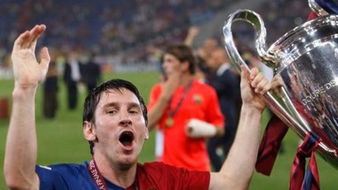 Lionale Messi meluapkan kegembiraan dengan trofi Liga Champions 