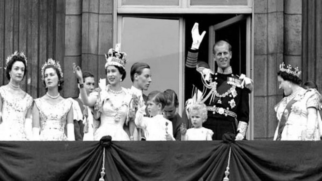 Ratu Elizabeth II (tengah) dan suaminya, Pangeran Phillip