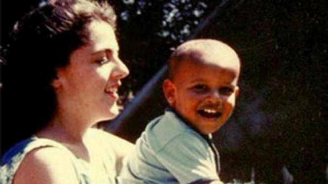 Barack Obama saat digendong ibunya, Ann Dunham
