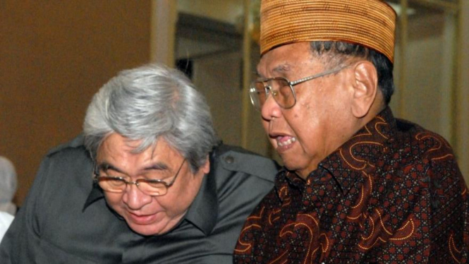 Dua mendiang negarawan RI, Taufiq Kiemas dan Abdurrahman Wahid (Gus Dur), beberapa tahun lampau. 