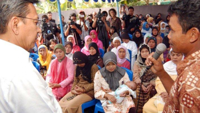 Boediono berdialog dengan warga Tajurhalang, Cijeruk, Bogor
