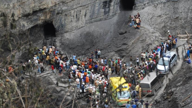 Masyarakat berkerumun di dekat lubang tambang yang meledak di Sawahlunto