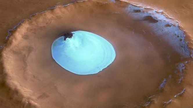 Bongkahan es di Planet Mars