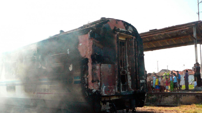 Kereta Argo Bromo Terbakar di Cikampek