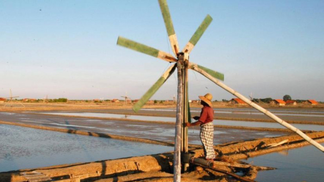 Petani garam manfaatkan kincir angin naikkan air laut