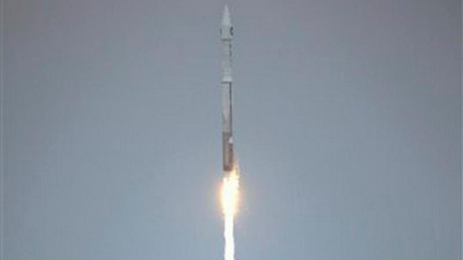 Roket Atlas V meluncur dengan membawa 2 satelit ke bulan