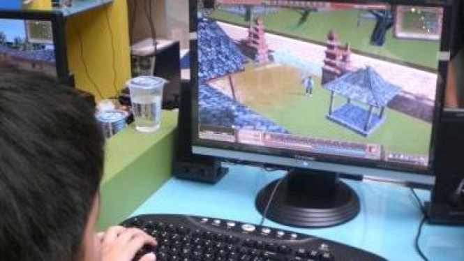Seorang gamer memainkan Nusantara Online