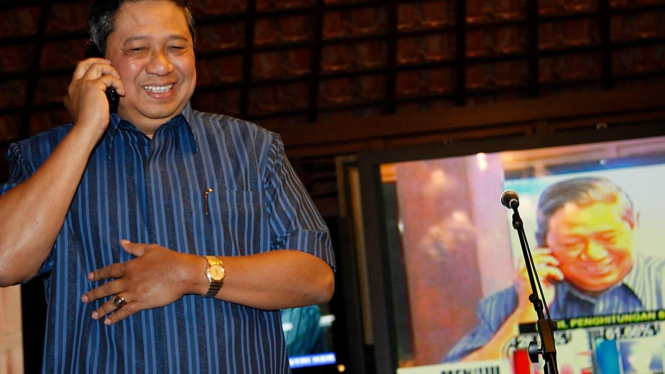 Susilo Bambang Yudhoyono (SBY) ditelepon Jusuf Kalla (JK)