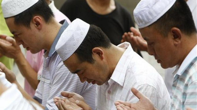 Umat Muslim di Beijing, China, menunaikan ibadah Shalat Jumat