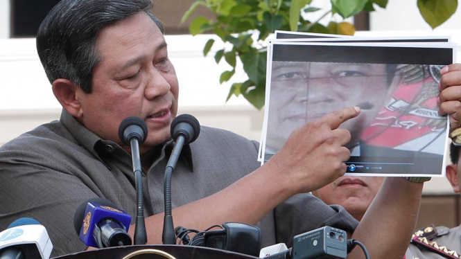 Presiden Susilo Bambang Yudhoyono (SBY) tunjukkan foto sasaran tembak