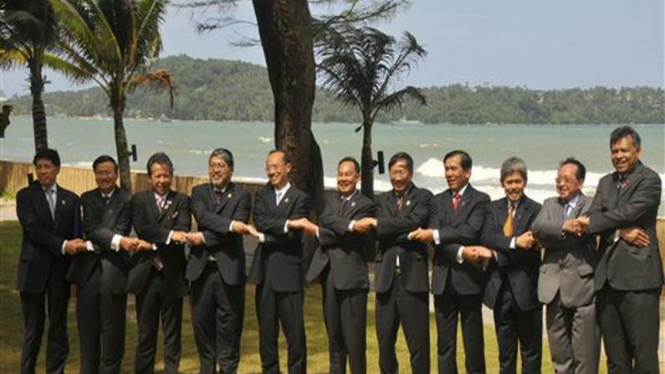 Para menteri luar negeri ASEAN berpose bersama di Phuket, Thailand