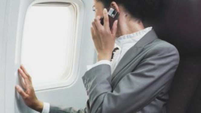 Melakukan dan menerima panggilan telepon di pesawat kini dimungkinkan