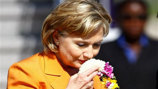 Menlu Hillary Clinton mencium karangan bunga setiba di Bangkok, Thailand
