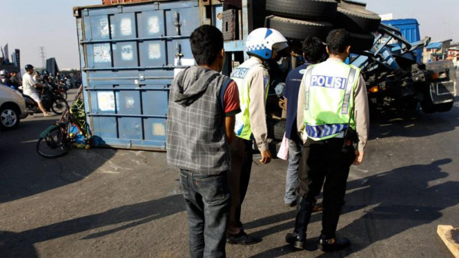 Truk Kontainer Terbalik Timpa Becak