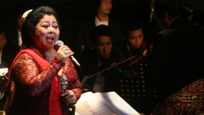 Penyanyi Keroncong senior Waljinah 