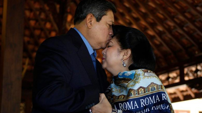 Susilo Bambang Yudhoyono (SBY) mencium istrinya, Ani