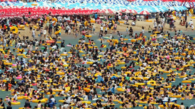 Cuaca Panas di Pantai Dalian, Cina