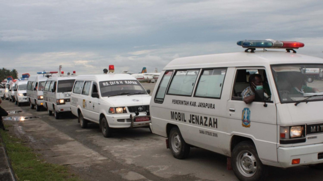 Evakuasi korban Pesawat Merpati di Papua