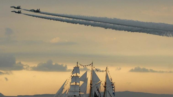 KRI Dewa Ruci melintas di Laut Manado