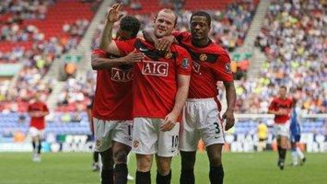 Nani (kiri), Wayne Rooney, dan Patrice Evra (kanan)