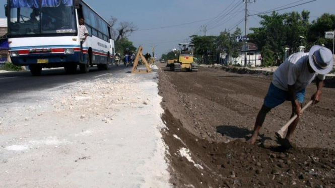 Jalur Pantai Utara Jawa (Pantura) di Lamongan diperbaiki beberapa waktu lalu.