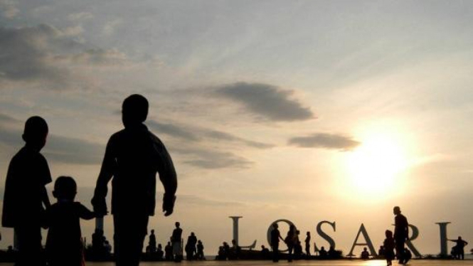 Menunggu waktu buka puasa di Pantai Losari, Makassar