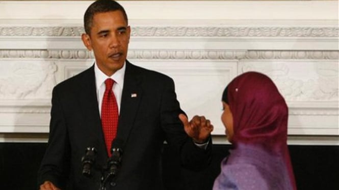 Barack Obama menyapa seorang mahasiswi Muslim berprestasi