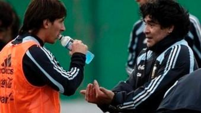 Lionel Messi (kiri) dan Maradona