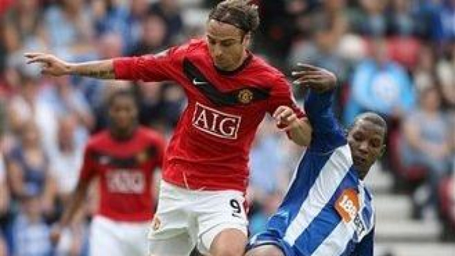 Dimitar Berbatov (kiri) dan Titus Bramble