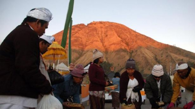Ritual Yadnya Kasada Suku Tengger di Gunung Bromo