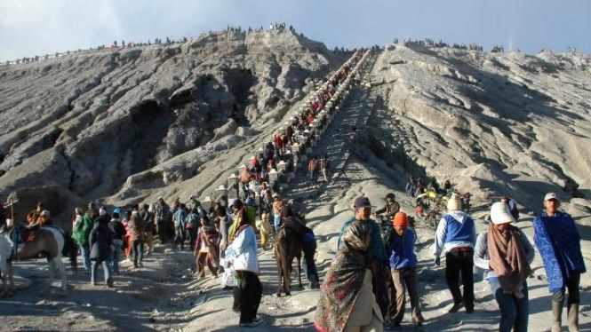 Ribuan Suku Tengger lakukan ritual Yadnya Kasada di Gunung Bromo