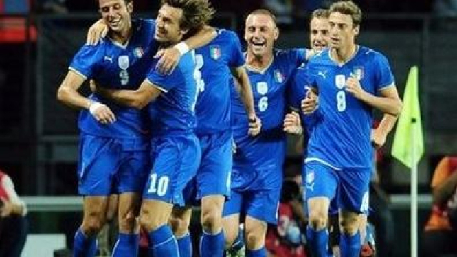 Pemain Italia merayakan gol