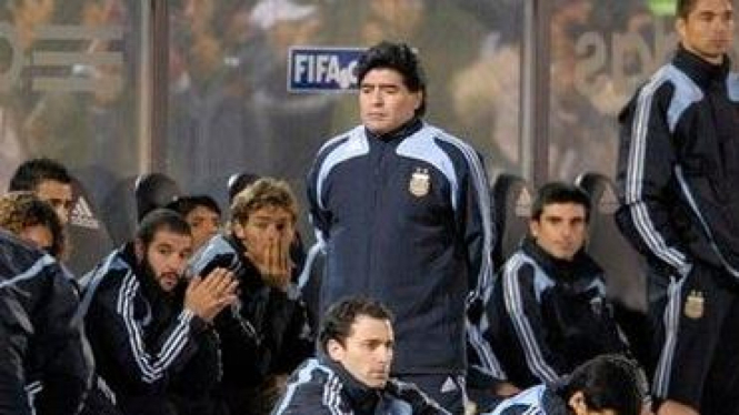Diego Maradona (tengah)