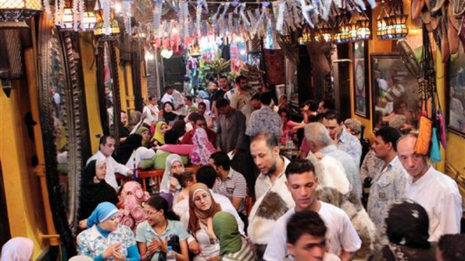 Suasana buka puasa  di suatu kafe di Kairo, Mesir