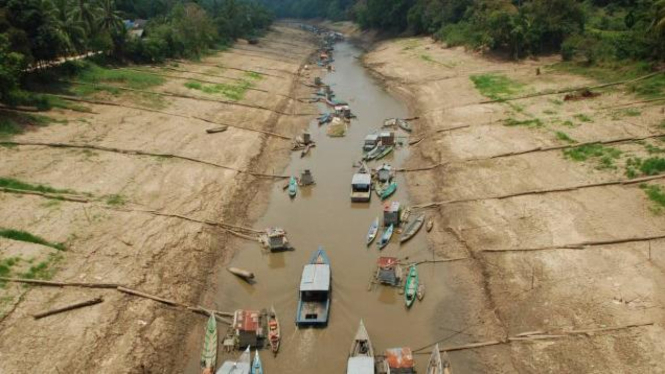 Sungai Teweh, Kalimantan Tengah, mengering