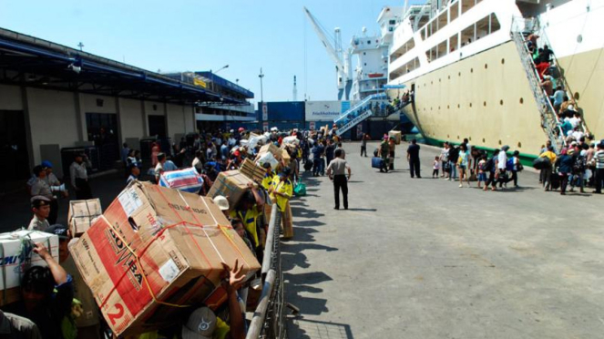 Pemudik Kapal Laut Mulai Ramai Tinggalkan Jakarta : Pelabuhan Tanjung Priok