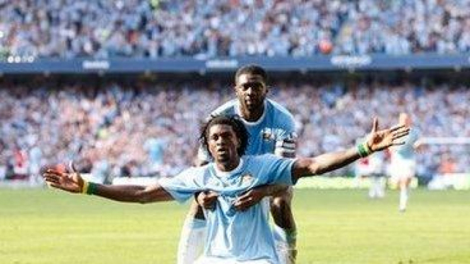 Emmanuel Adebayor (bawah) dan Kolo Toure