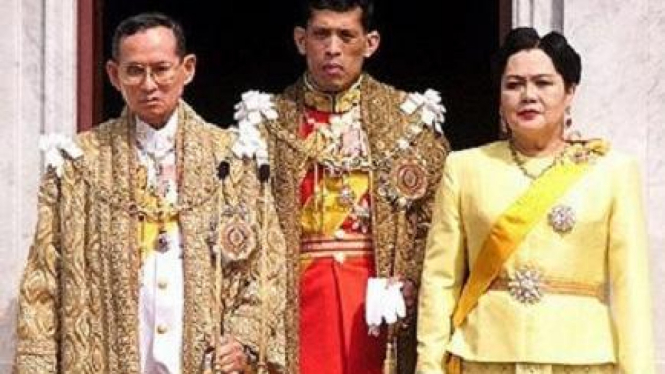 Raja Thai Bhumibol Adulyadej, Pangeran Vajiralongkorn, dan Ratu Sirikit.